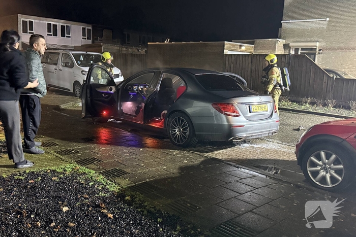 Twee auto's in brand na mogelijke brandstichting