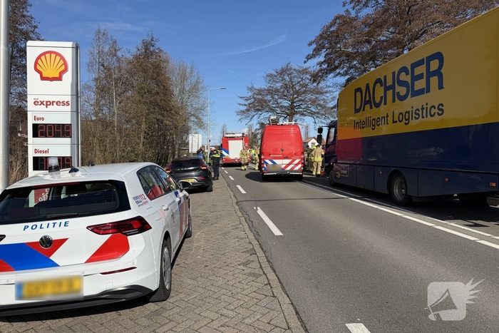 Auto botst tegen boom, grote inzet hulpdiensten