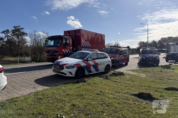 Auto botst tegen boom, grote inzet hulpdiensten