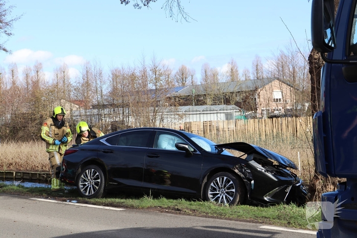 Auto botst tegen boom, grote inzet hulpdiensten