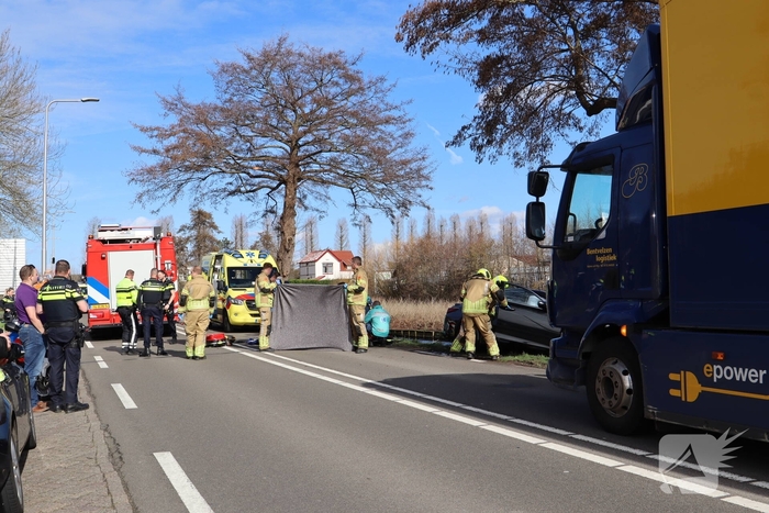 Auto botst tegen boom, grote inzet hulpdiensten