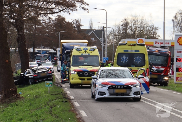 Auto botst tegen boom, grote inzet hulpdiensten