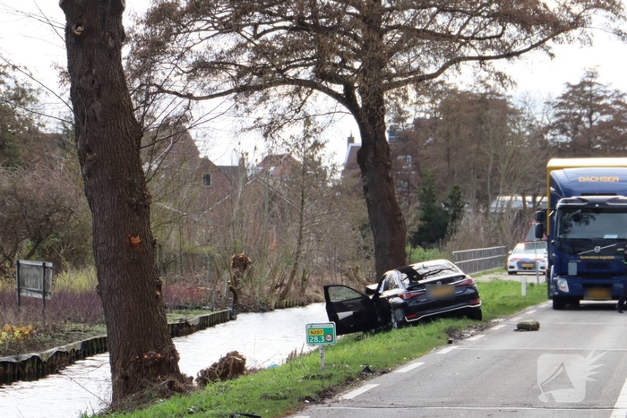 Auto botst tegen boom, grote inzet hulpdiensten