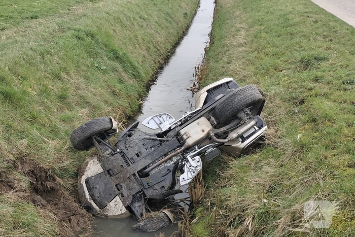 Motor met zijspan in sloot geëindigd