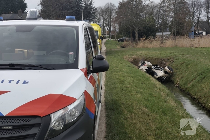 Motor met zijspan in sloot geëindigd