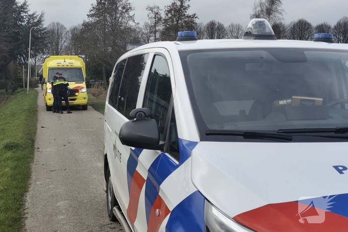 Motor met zijspan in sloot geëindigd