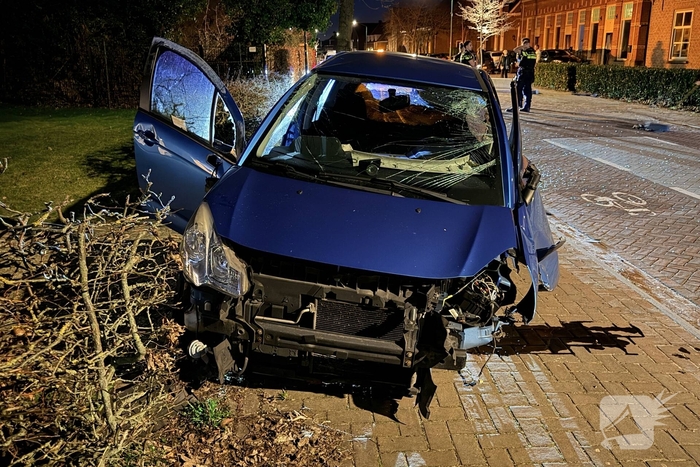 Auto botst op wegversmalling, bestuurder gewond