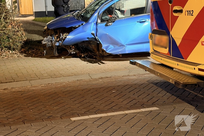 Auto botst op wegversmalling, bestuurder gewond