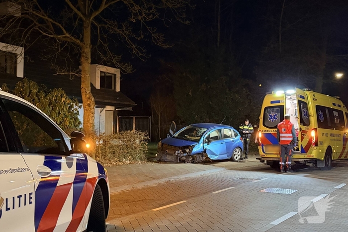 Auto botst op wegversmalling, bestuurder gewond