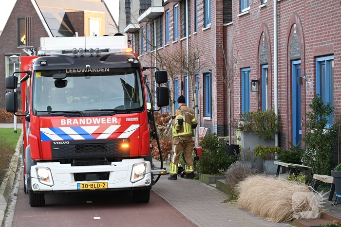 Brandweer in actie bij woningbrand