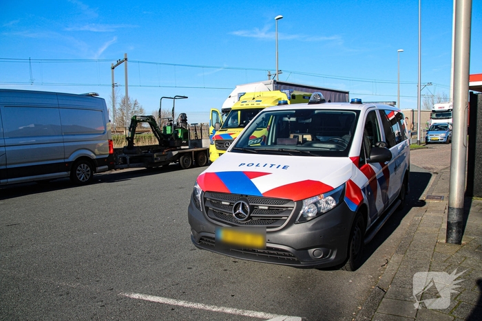 Busje botst op stilstaande vrachtwagen
