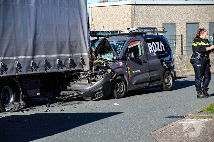 Busje botst op stilstaande vrachtwagen