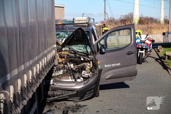 Busje botst op stilstaande vrachtwagen