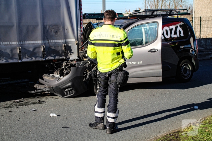 Busje botst op stilstaande vrachtwagen