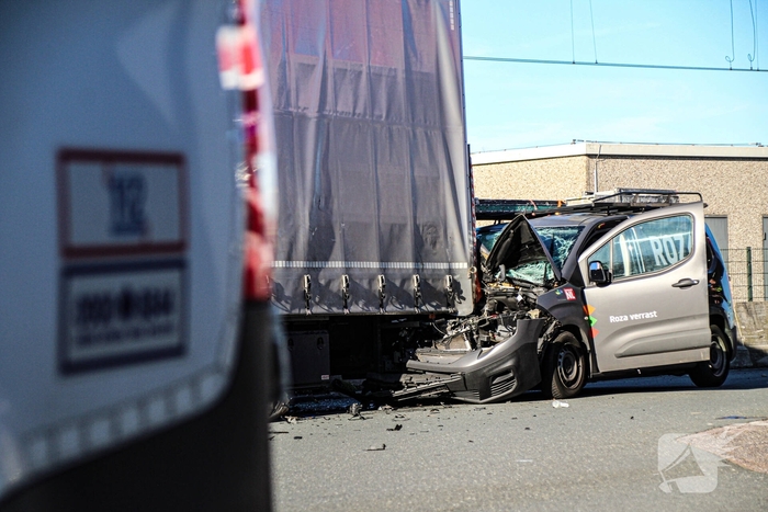 Busje botst op stilstaande vrachtwagen