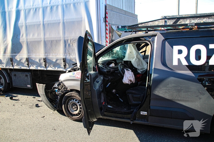 Busje botst op stilstaande vrachtwagen