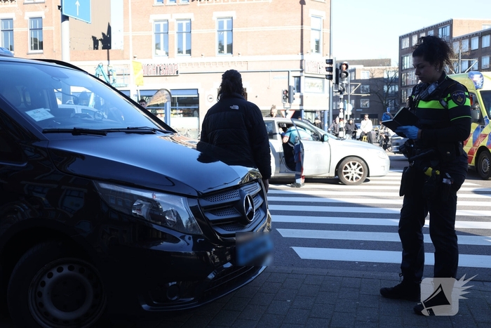 Ongeval tussen taxi en personenauto leidt tot medische controle