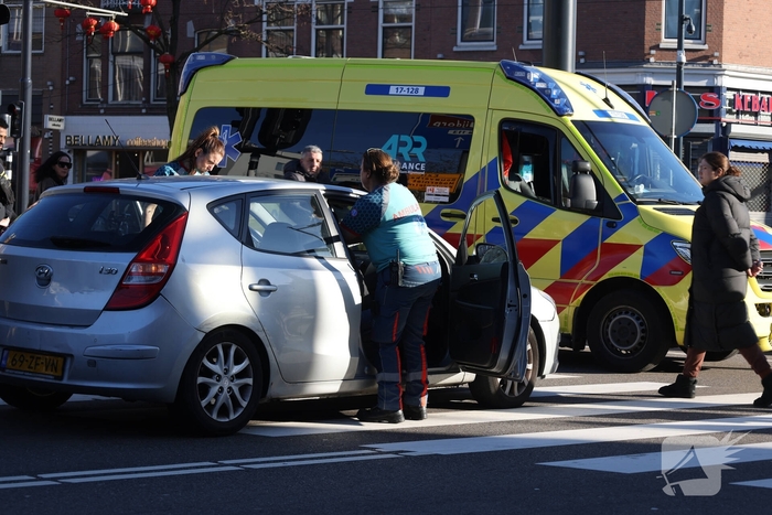 Ongeval tussen taxi en personenauto leidt tot medische controle