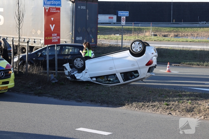 Auto slaat over de kop bij ongeval