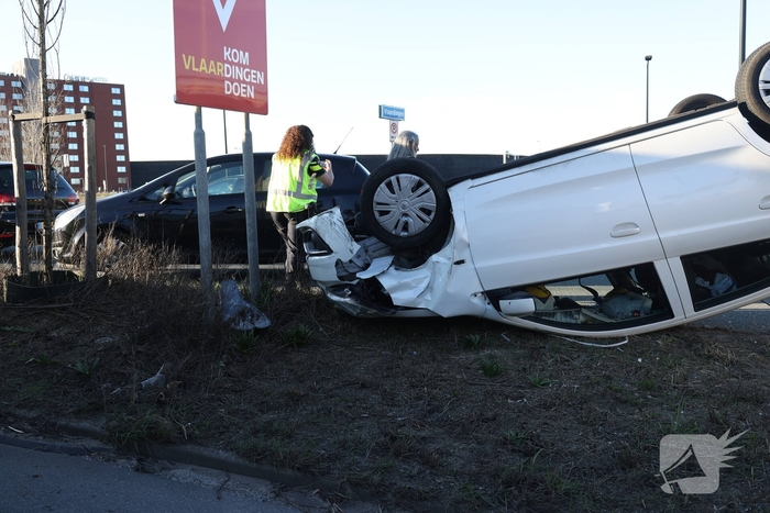 Auto slaat over de kop bij ongeval