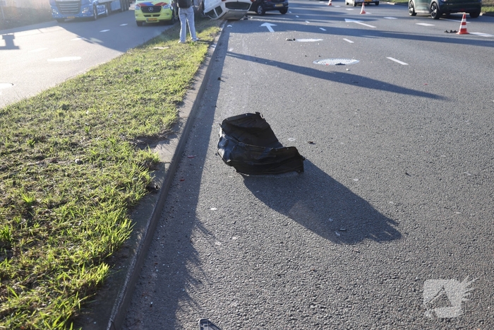 Auto slaat over de kop bij ongeval