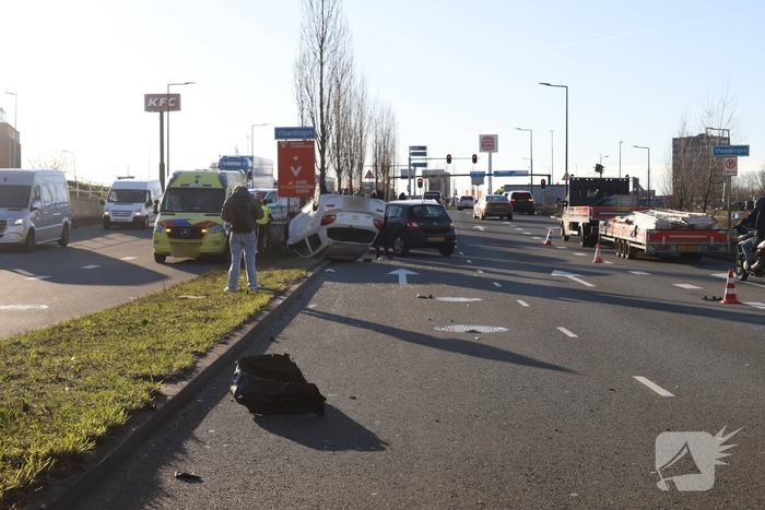 Auto slaat over de kop bij ongeval