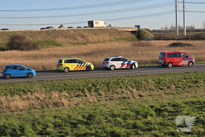 Vrachtwagen met betonblokken kantelt