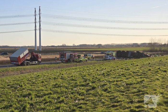 Vrachtwagen met betonblokken kantelt