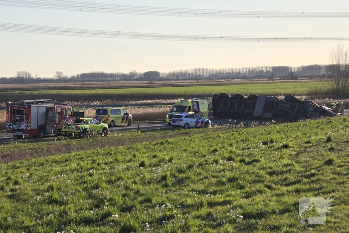 Vrachtwagen met betonblokken kantelt