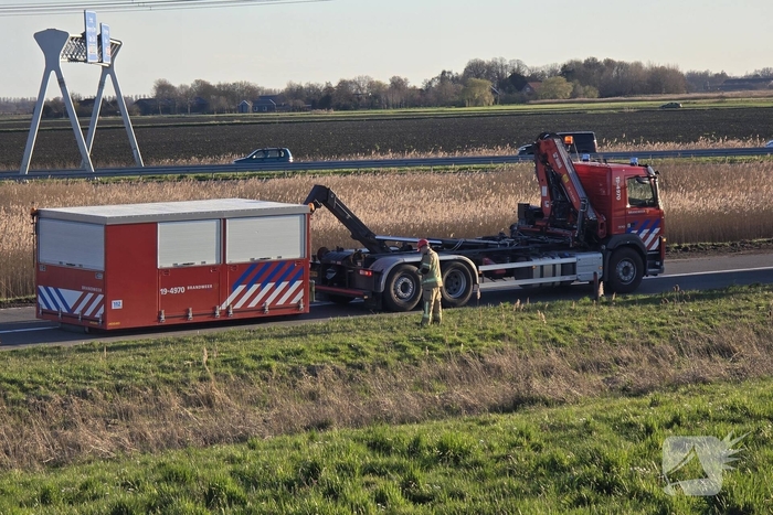 Vrachtwagen met betonblokken kantelt