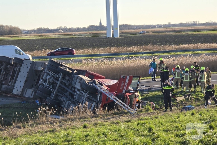Vrachtwagen met betonblokken kantelt