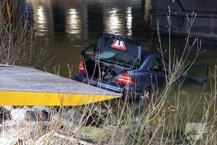 Auto te water na ongeval