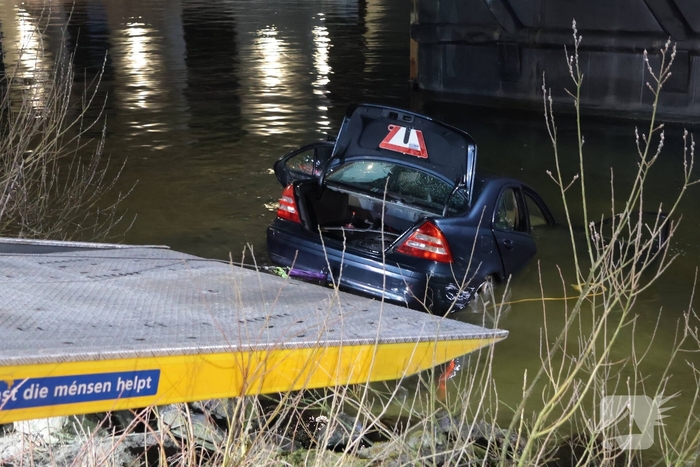 Auto te water na ongeval