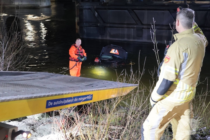 Auto te water na ongeval