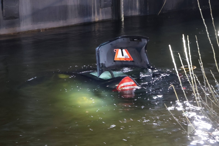 Auto te water na ongeval