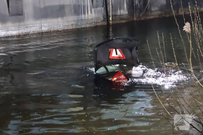 Auto te water na ongeval