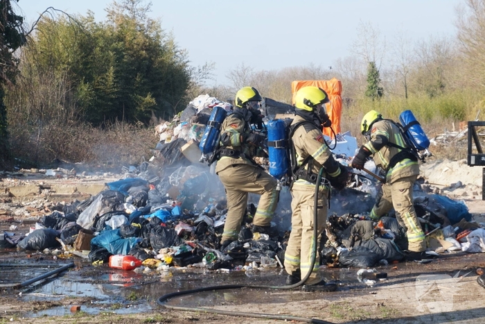 Vrachtwagenchauffeur dumpt brandende lading