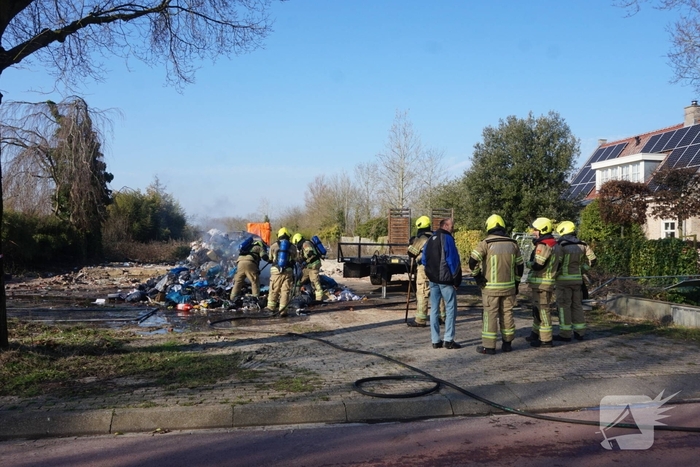 Vrachtwagenchauffeur dumpt brandende lading