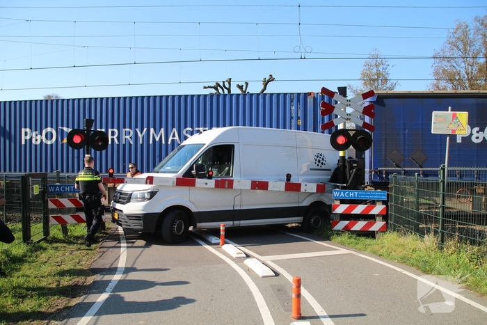 Aanrijding tussen trein en bestelbusje veroorzaakt ernstige verkeersstremming