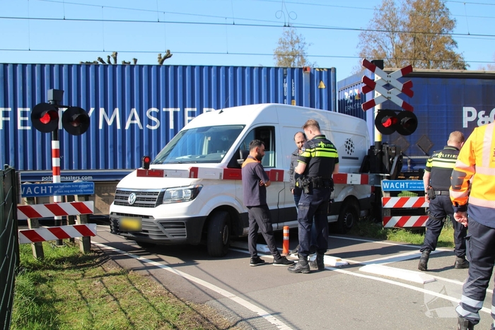 Aanrijding tussen trein en bestelbusje veroorzaakt ernstige verkeersstremming