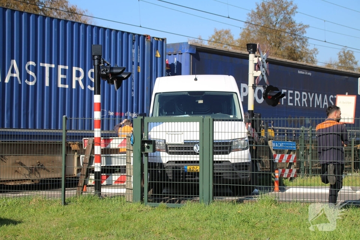 Aanrijding tussen trein en bestelbusje veroorzaakt ernstige verkeersstremming