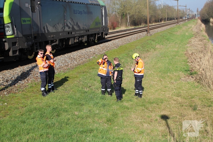 Aanrijding tussen trein en bestelbusje veroorzaakt ernstige verkeersstremming