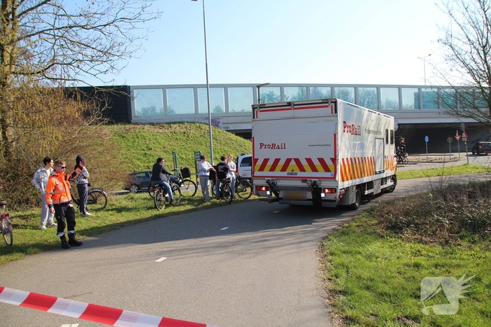 Aanrijding tussen trein en bestelbusje veroorzaakt ernstige verkeersstremming