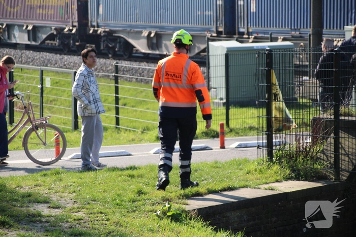 Aanrijding tussen trein en bestelbusje veroorzaakt ernstige verkeersstremming