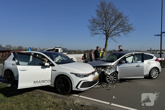 Auto botst frontaal op lesauto