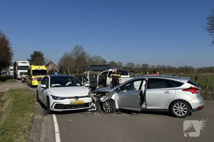 Auto botst frontaal op lesauto