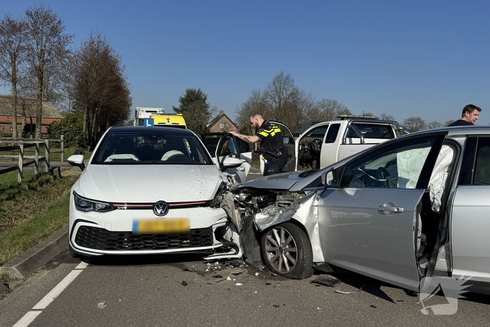 Auto botst frontaal op lesauto