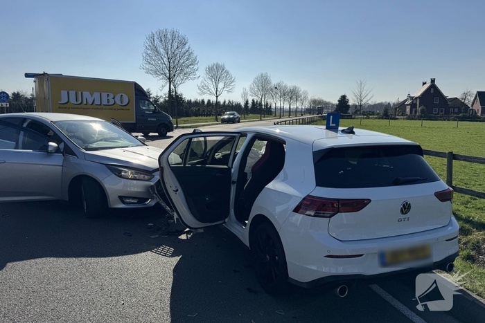 Auto botst frontaal op lesauto