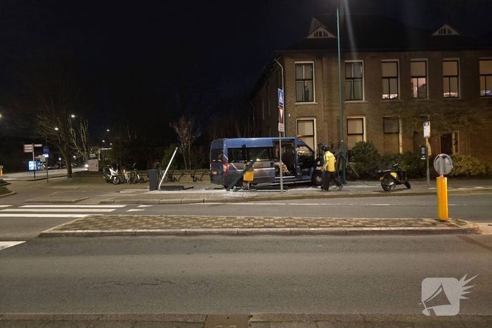 Ongeval met rolstoelbus leidt tot schade