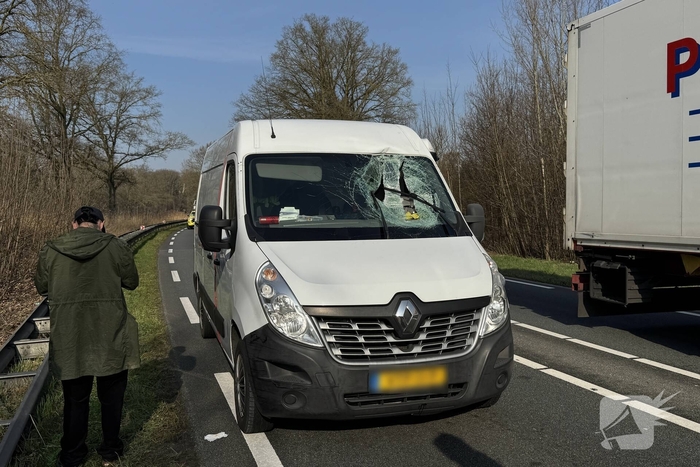 Bestuurder bestelbus aan de dood ontsnapt